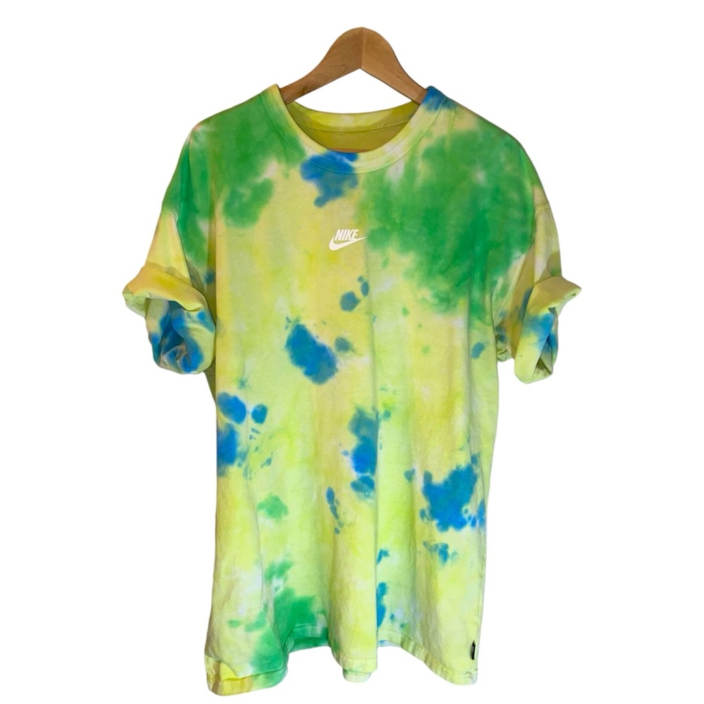 The Nike Tee Loose Fit Sportswear Premium Essentials Yellow Blue Tie-Dye Mens L